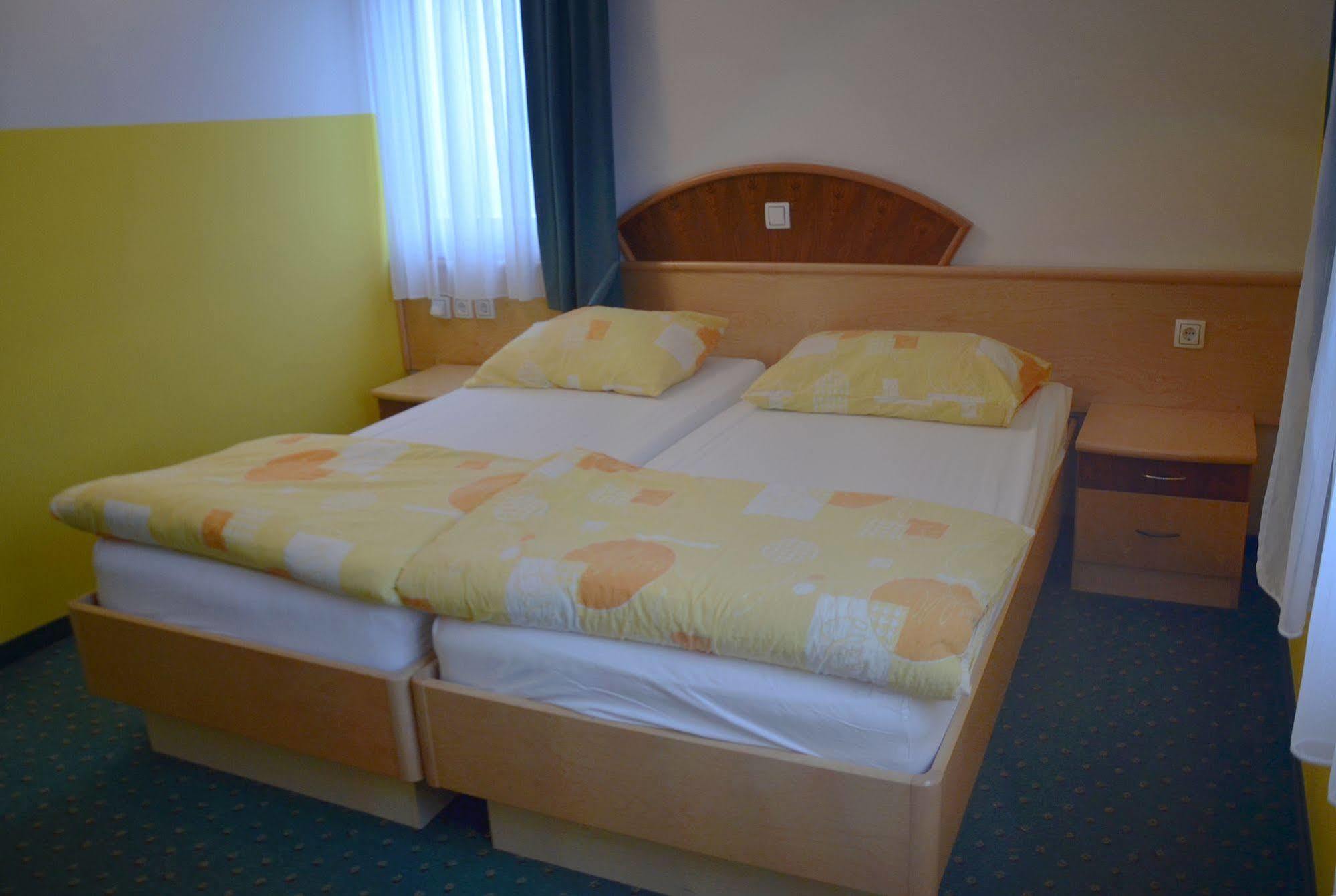 Garni Hotel Zvon Zrece Bagian luar foto